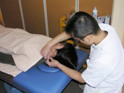 18-2 動きの悪い頸椎の動きをさらによくするために、首に鍼をします